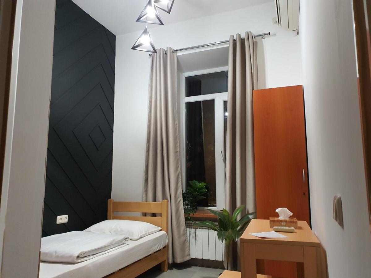Envoy Hostel & Tours Ереван Екстериор снимка