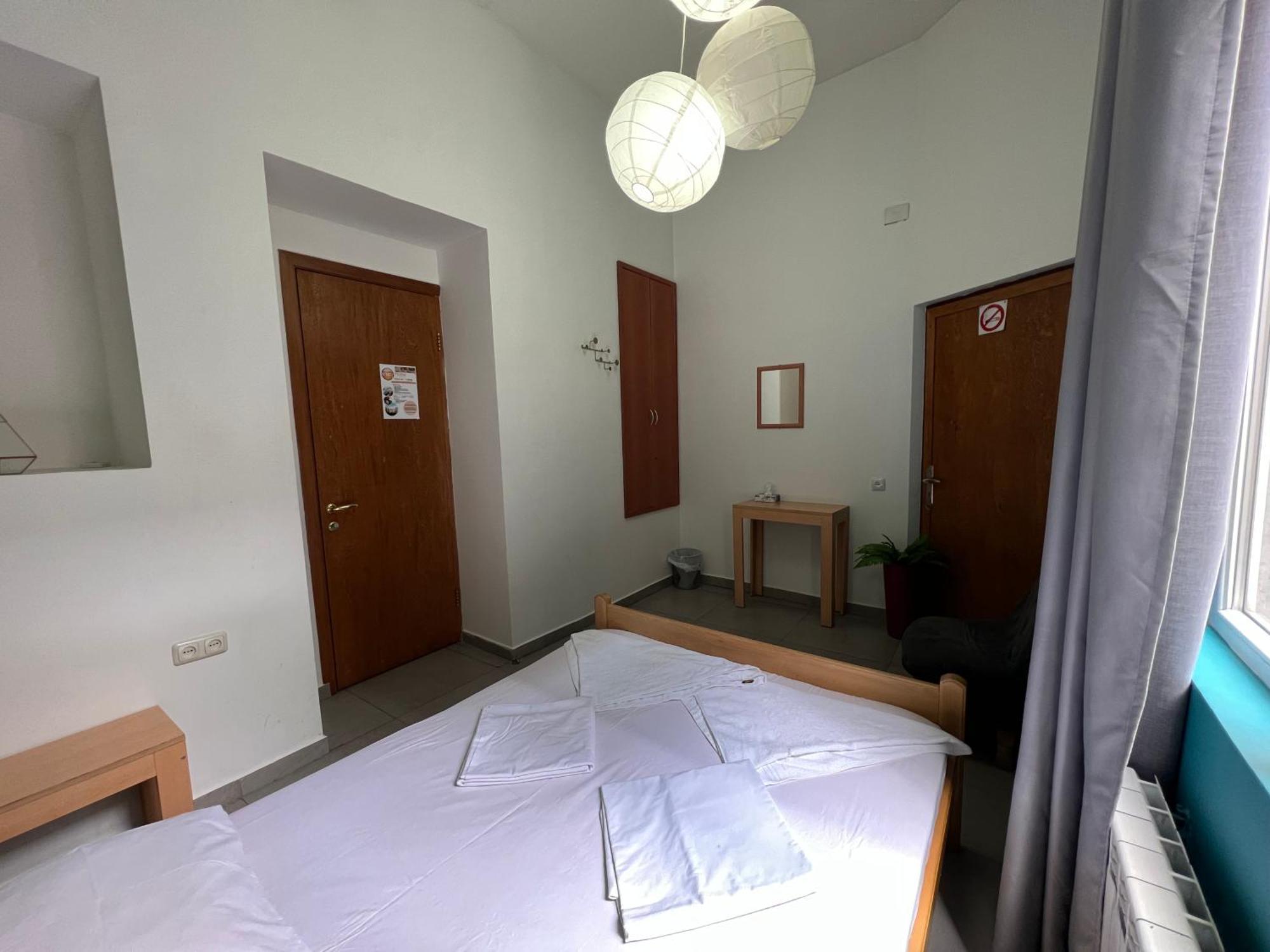 Envoy Hostel & Tours Ереван Екстериор снимка