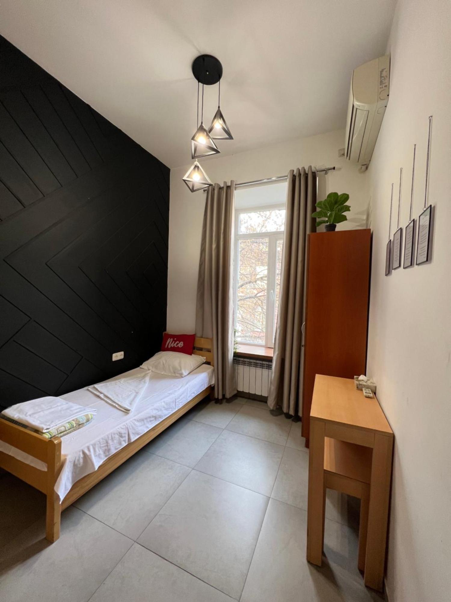 Envoy Hostel & Tours Ереван Екстериор снимка