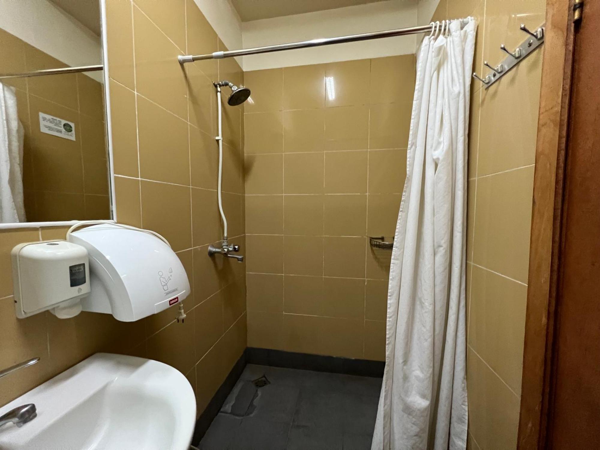 Envoy Hostel & Tours Ереван Екстериор снимка